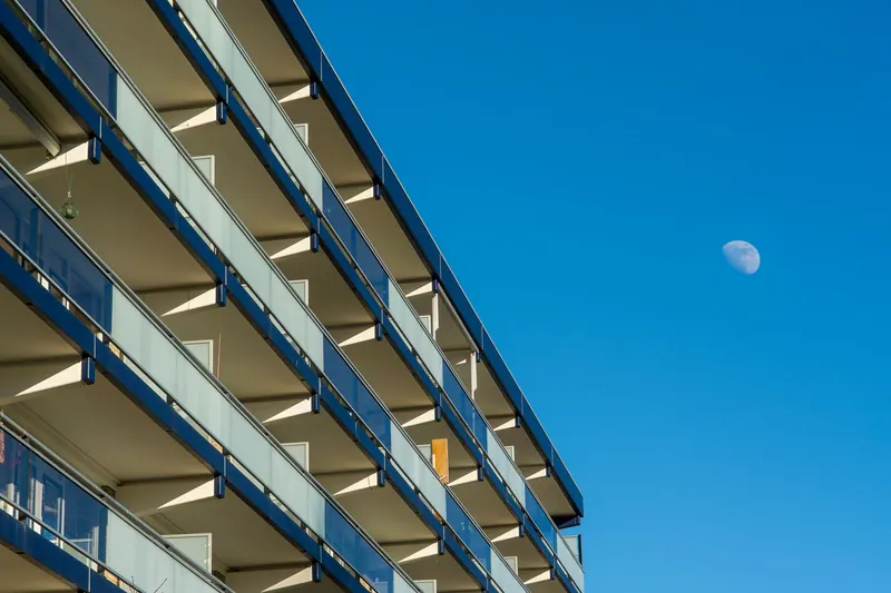 Solarmodule an einem Balkongeländer in der Sonne